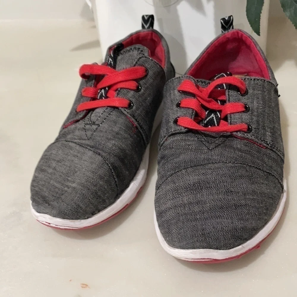 Toms kids  size 4 lace up great condition